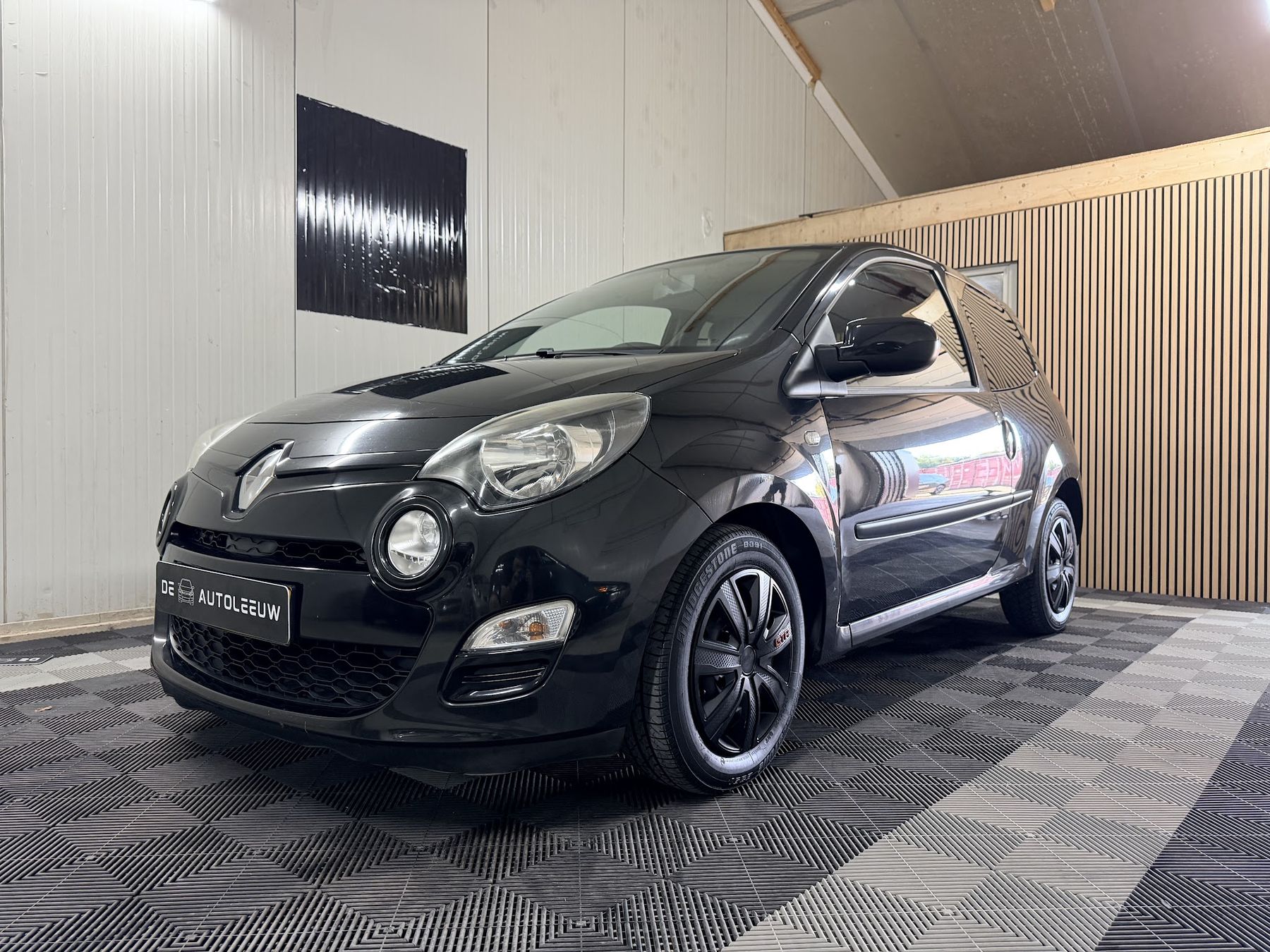 Zwarte Renault Twingo met De Autoleeuw-kentekenplaathouder