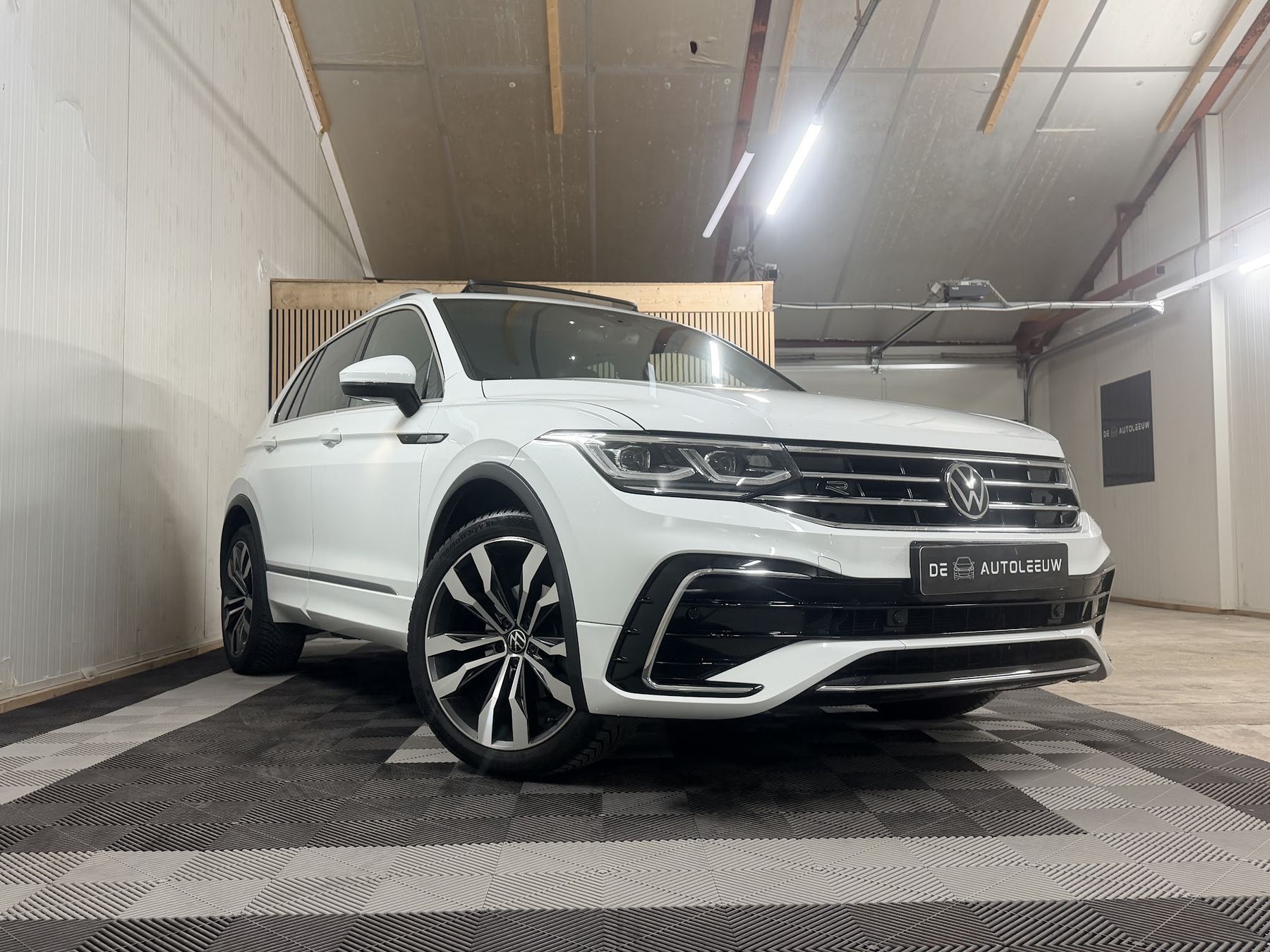 Witte Volkswagen Tiguan R-Line op de geblokte vloer