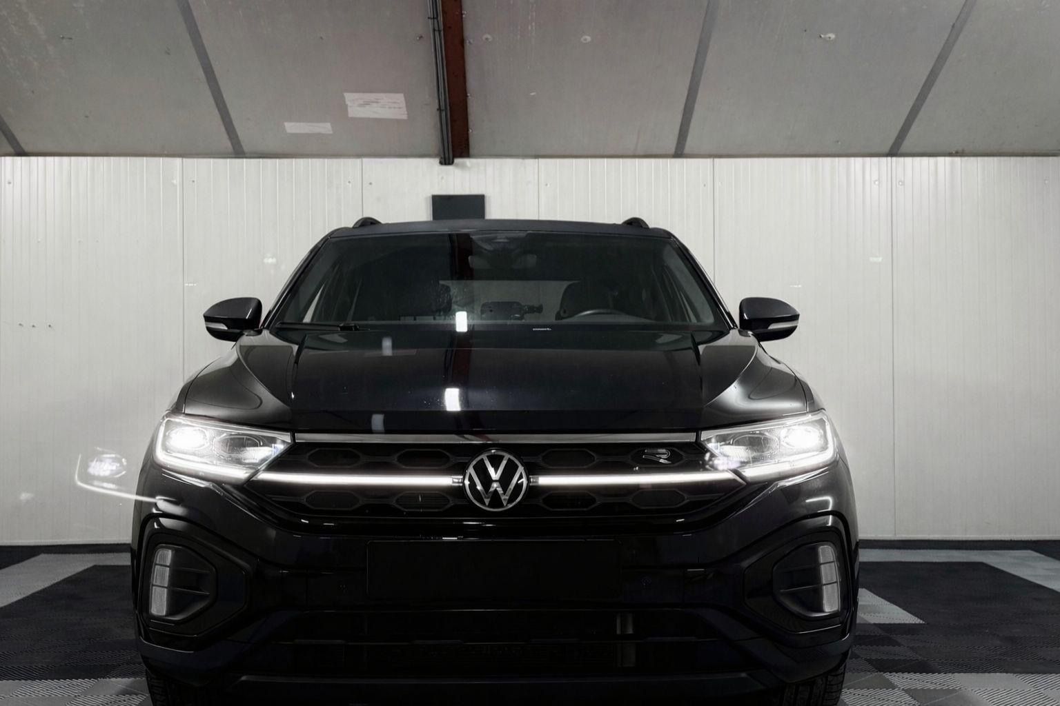 Zwarte Volkswagen van voren met de lichtbalk aan